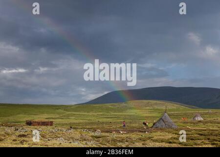 Mongolie, province de Khovsgol, près de Tsagaannuur, Taïga de l'Ouest, arc-en-ciel au-dessus du camp de Tsaatan, altitude 2203 mètres Banque D'Images