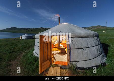 Mongolie, province d'Arkhangaï, près Du Secrétariat, vue nocturne d'un yourte sous un ciel étoilé, par le lac Terkhiin Tsagaan, altitude 2079 M. Banque D'Images