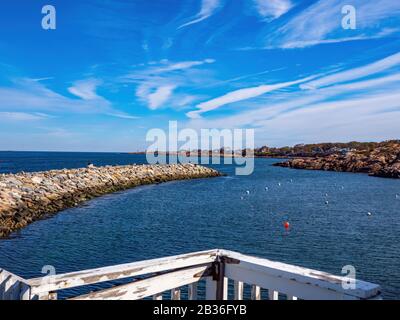 Vue sur l'océan et la baie avec barrière rocheuse à Rockport Banque D'Images