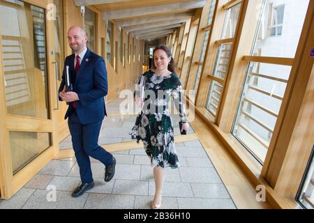 Édimbourg, Royaume-Uni. 4 mars 2020. Photo : (à gauche) Ben MacPherson MSP - Ministre des finances publiques et des migrations; (à droite), Kate Forbes MSP - Ministre des finances du Cabinet. Débat Du Gouvernement Écossais: Crédit Écossais Pour La Résolution Des Taux: Colin Fisher/Alay Live News Banque D'Images