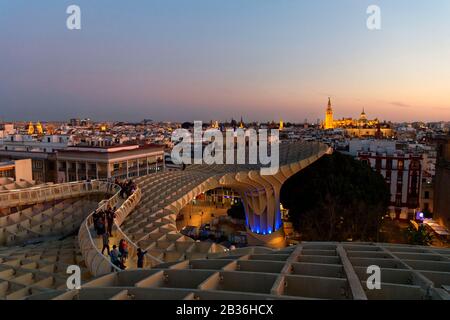 Espagne, Andalousie, Séville, quartier de l'Encarnation Regina, Plaza de la Encarnacion, vue générale du Mirador du Metropol Parasol (construit en 2011) par l'architecte Jurgen Mayer-Hermann, avec cathédrale Sainte-Marie et tour de la Giralda, Ancien minaret Almohad de la Grande Mosquée converti en clocher cathédrale classé au patrimoine mondial par l'UNESCO Banque D'Images