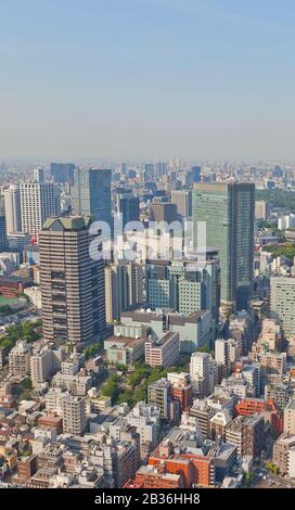 Gratte-ciel du quartier d'Akasaka à Tokyo, Japon. Akasaka Park Building (vers 1993), Centre de radiodiffusion du SCT (vers 1994) Banque D'Images