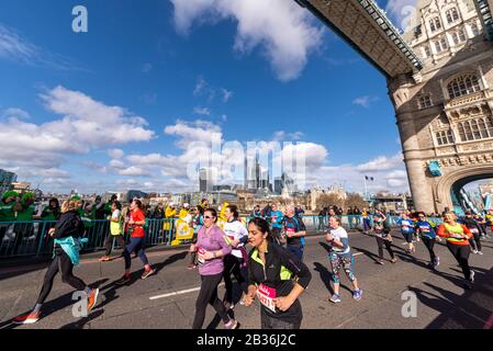 Le Vitality Big Half est un semi-marathon qui se déroule dans un certain nombre d'endroits du marathon de Londres, y compris le passage à Tower Bridge, avec la ville financière Banque D'Images