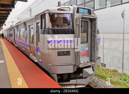 Kuha 733-2004 voiture de B-1004 733-1000 type Hakodate Liner train sur la gare Shin-Hakodate-Hokuto, Japon Banque D'Images