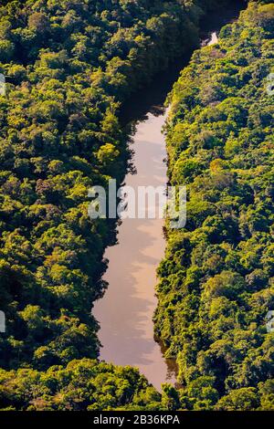 France, Guyane française, zone non explorée à la frontière entre le coeur du Parc amazonien de la Guyane française et La Réserve naturelle nationale de Trinidad, fin de la saison sèche, mission scientifique multidisciplinaire d'inventaire Haut Koursibo, vue aérienne de la rivière Koursibo Banque D'Images