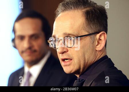 Berlin, Allemagne. 04 mars 2020. Heiko Maas (SPD), Ministre fédéral des affaires étrangères, et Sheikh Mohammed bin Abdulrahman bin Jassim Al Thani (l), Ministre des affaires étrangères du Qatar, répondent aux questions des journalistes après leur interview au Bureau fédéral des affaires étrangères. Crédit: Wolfgang Kumm/Dpa/Alay Live News Banque D'Images