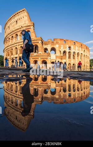 Un homme marche près du Colisée après une pluie d'été. Rome, Italie. Banque D'Images