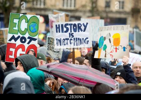 Des pancartes au-dessus de la foule avant que le militant suédois du climat Greta Thunberg ne s'adresse à un rassemblement de Bristol Youth Strike 4 Climate on College Green, Bristol Banque D'Images