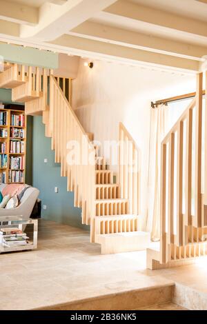 Un escalier bois sur mesure dans une grange aménagée près de Stroud, Gloucestershire UK Banque D'Images