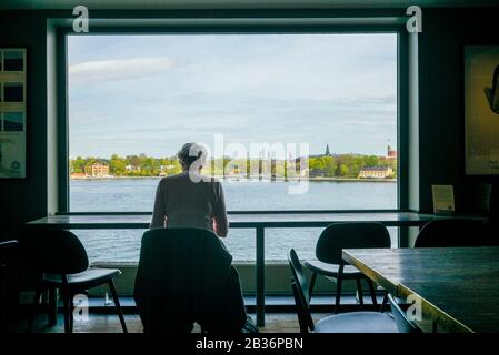 Suède, Stockholm, Fotografiska photo Museum, visiteurs au café Banque D'Images