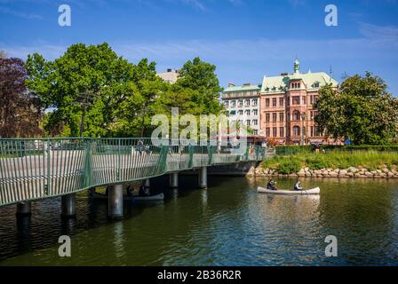 Suède, Scania, Malmo, Rorsjokanalen canal avec canoéistes Banque D'Images