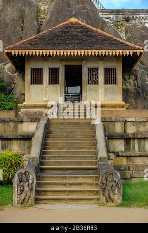 Anuradhapura, Sri Lanka - Février 2020: Temple Bouddhiste Isurumuniya Vihara Le 6 Février 2020 À Anuradhapura, Sri Lanka. Banque D'Images