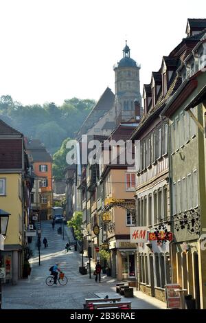 Allemagne, Bade-Wurtemberg, Schwabisch Hall, maisons À Colombages dans le vieux centre historique de la ville, Neue Strasse et église paroissiale protestante de Saint-Michael Banque D'Images