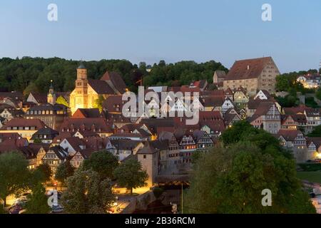 Allemagne, Bade-Wurtemberg, Schwabisch Hall, maisons À Colombages dans le centre de la vieille ville, église paroissiale protestante de St. Michael et Musée Hällisch-Fränkisches (Musée historique) Banque D'Images