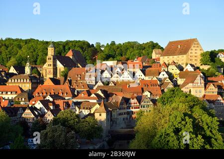 Allemagne, Bade-Wurtemberg, Schwabisch Hall, maisons À Colombages dans le centre de la vieille ville, église paroissiale protestante de St. Michael et Musée Hällisch-Fränkisches (Musée historique) Banque D'Images