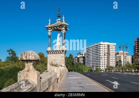 Valence, Espagne - 3 novembre 2019: Pont gothique Pont del Real au-dessus de la rivière séchée Turia construite au XVIe siècle avec la sculpture de Banque D'Images