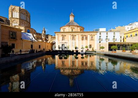 L'espagne, Valence, le centre historique piétonnier, la cathédrale (à gauche) et la Véritable Église Nuestra Señora de los Desamparados Banque D'Images