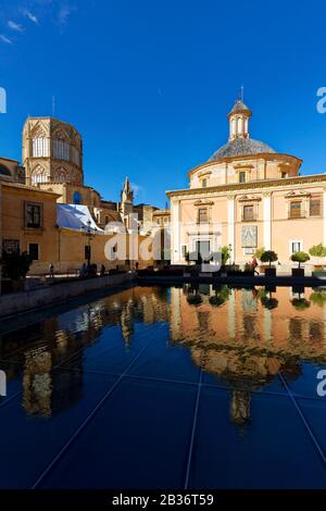 L'espagne, Valence, le centre historique piétonnier, la cathédrale (à gauche) et la Véritable Église Nuestra Señora de los Desamparados Banque D'Images