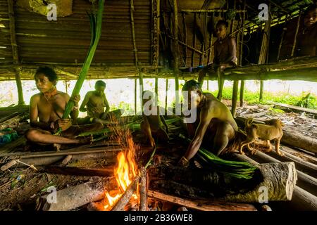 Indonésie, Papouasie Occidentale, Mabul, Expédition De Korowai Banque D'Images