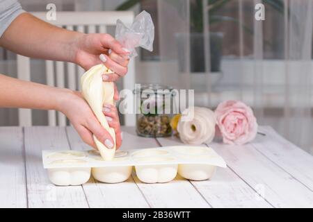 Processus étape par étape de fabrication de gâteau de mousse avec glaçage miroir. Cuisine dessert français. Glaçage miroir congelé sur le gâteau. Conceps de boulangerie et de confiserie Banque D'Images