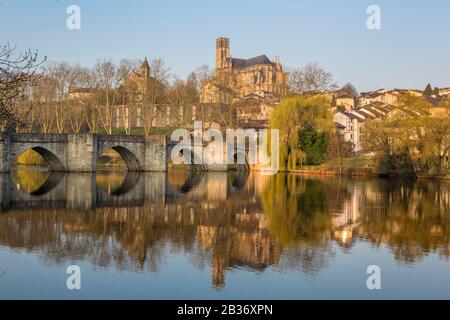 France, Haute Vienne, Limoges, pont médiéval et la cathédrale de Saint Etienne, Vienne Banque D'Images