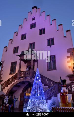 France, Bas Rhin, Selestat, rue Sainte Barbe, Arsenal Sainte Barbe daté de 1470, illuminations pendant le marché de Noël Banque D'Images