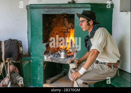 Argentine, province de Buenos Aires, Estancia San-Isidro del Llano en direction de Carmen-Casares, gaucho à cheval en voiture cattl Banque D'Images