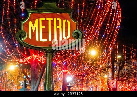 France Paris Avenue Montaigne lumi res de No l le m tro Photo