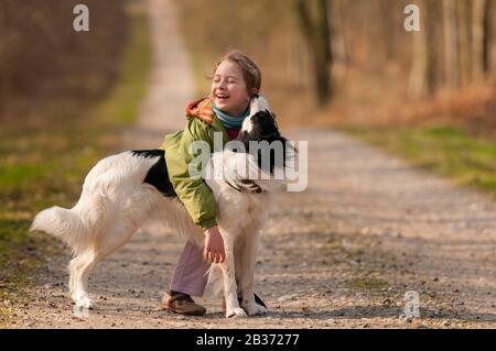 France, somme (80), Crécy-en-Ponthieu, enfant (fille) de 8 ans et son chien (Border Collie) en forêt Banque D'Images