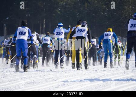 Course de démarrage en masse, les alpinistes grimpent à la montagne en skis. Ski de course individuel alpinisme asiatique, et championnat. Banque D'Images