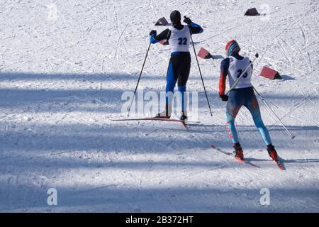 deux athlètes skieurs se déplacent en ski de fond Banque D'Images