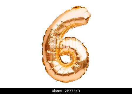 Numéro 6 six, en ballon d'hélium gonflable doré. La police de ballon en feuille d'or fait partie de l'ensemble complet de nombres, isolés sur blanc. Fête d'anniversaire Banque D'Images