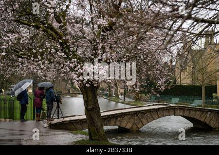 Un équipage de télévision filme des rues tranquilles à Bourton-on-the-Water, le village du Gloucestershire voit moins de visiteurs en raison des craintes sur la propagation du Coronavirus. Banque D'Images