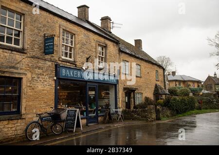 Rues tranquilles à Bourton-on-the-Water, le village du Gloucestershire voit moins de visiteurs en raison des craintes sur la propagation du Coronavirus. Banque D'Images