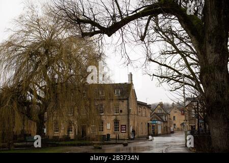 Rues tranquilles à Bourton-on-the-Water, le village du Gloucestershire voit moins de visiteurs en raison des craintes sur la propagation du Coronavirus. Banque D'Images