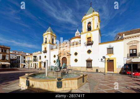 Espagne, Andalousie, province de Malaga, Ronda, route des villages blancs (Ruta de los Pueblos Blancos), Plaza del Socorro, fontaine et église Iglesia del Socorro Banque D'Images