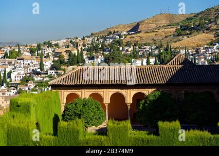 Espagne, Andalousie, Grenade, palais de l'Alhambra, classé au patrimoine mondial de l'UNESCO, construit entre le XIIIe et le XIVe siècle par la dynastie Nasrides, l'architecture islamique, l'Albaicin en arrière-plan Banque D'Images