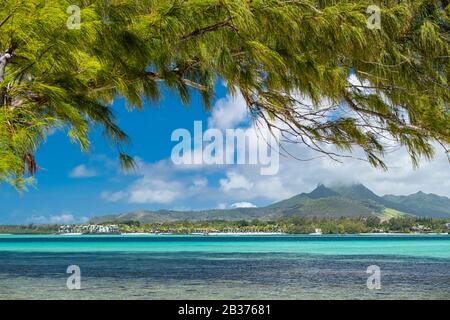 Ile Maurice, quartier Flacq, plage de quatre Cocos, montagne Bambous en arrière-plan Banque D'Images