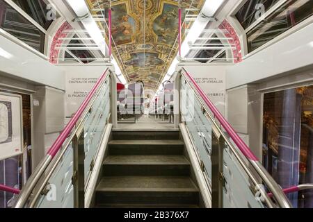 France, Paris, décoration intérieure du train de banlieue entre Paris et Versailles sur le thème du château de Versailles Banque D'Images