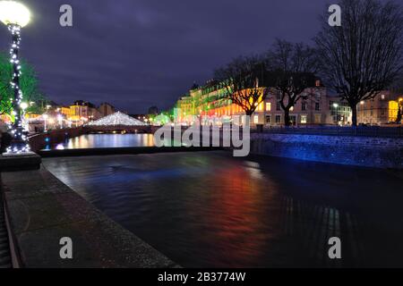 France, territoire de Belfort, Belfort, pont Corbis au-dessus de la rivière Savoréuse, Avenue Foch, bâtiments, lumières de Noël Banque D'Images