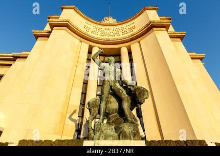 France, Paris, classée au patrimoine mondial par l'UNESCO, Trocadéro, Palais de Chaillot (1937) de style néoclassique, statue de bronze Hercule et le Taureau (Hercules et le taureau) par Albert Pommier, place des droits de l'homme Banque D'Images