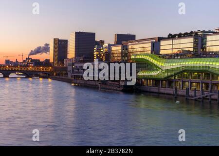 France, Paris, les rives de la Seine classées au patrimoine mondial par l'UNESCO, la France, Paris, Quai d'Austerlitz, Ville de la mode et du design, bâtiments industriels d'anciens magasins rénovés par les architectes Dominique Jakob et Brendan MacFarlane, tours de la Bibliothèque nationale de France François Mitterrand (BNF) et Bercy Bridge Banque D'Images