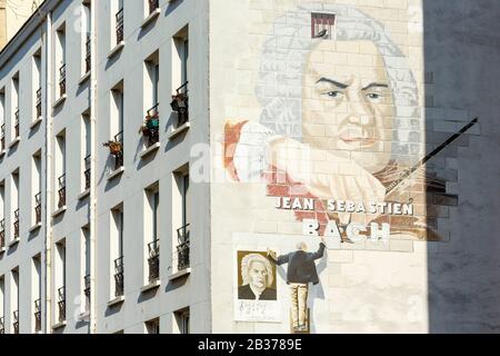 France, Paris, fresque représentant Jean Sébastien Bach sur la façade d'un immeuble d'appartements de la rue Jean Sébastien Bach par l'artiste Fabio Rieti Banque D'Images