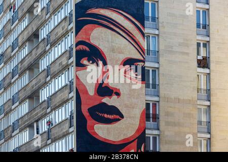 France, Paris, fresque du Boulevard Vincent Auriol surnommée Rise au-dessus de Rebel par l'artiste Shepard Fairey (Alias Obéis) Banque D'Images