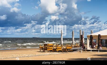 Café d'été sur la plage de Jurmala en automne Banque D'Images