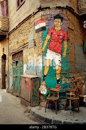 Photographie de voyage - Football Street art of Egypt footballer Trezeguet dans le Caire islamique dans la ville du Caire en Egypte en Afrique du Nord Banque D'Images