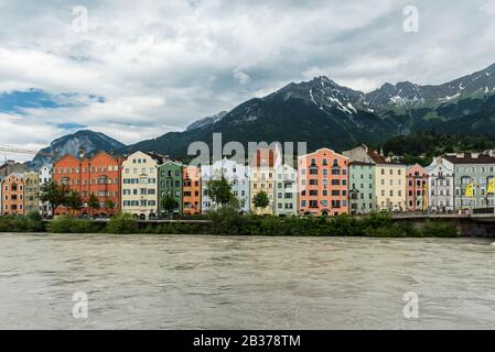 29-mai 2018 : maisons Hautes En Couleurs et hôtels sur la rive du Danube à Innsbruck une ville en Autriche, en Europe Banque D'Images