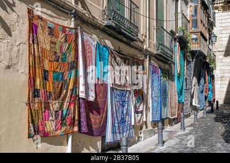 Tapis de différentes couleurs accrochés au mur dans une rue. Banque D'Images