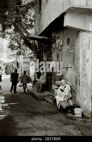 Photographie de voyage - l'homme égyptien lisant dans les ruelles du vieux Caire islamique au Caire en Egypte en Afrique du Nord Moyen-Orient Livre Livres bookish Banque D'Images