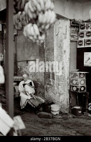 Photographie de voyage - l'homme égyptien lisant dans les ruelles du vieux Caire islamique au Caire en Egypte en Afrique du Nord Moyen-Orient Livre Livres bookish Banque D'Images